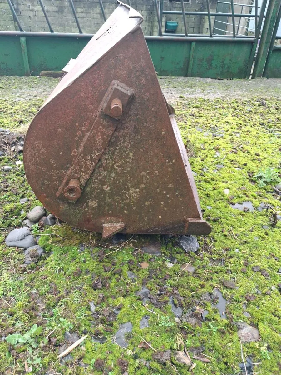 TRACTOR LOADER BUCKETS/ MASSEY FRGUSON/ DB LOADER - Image 1