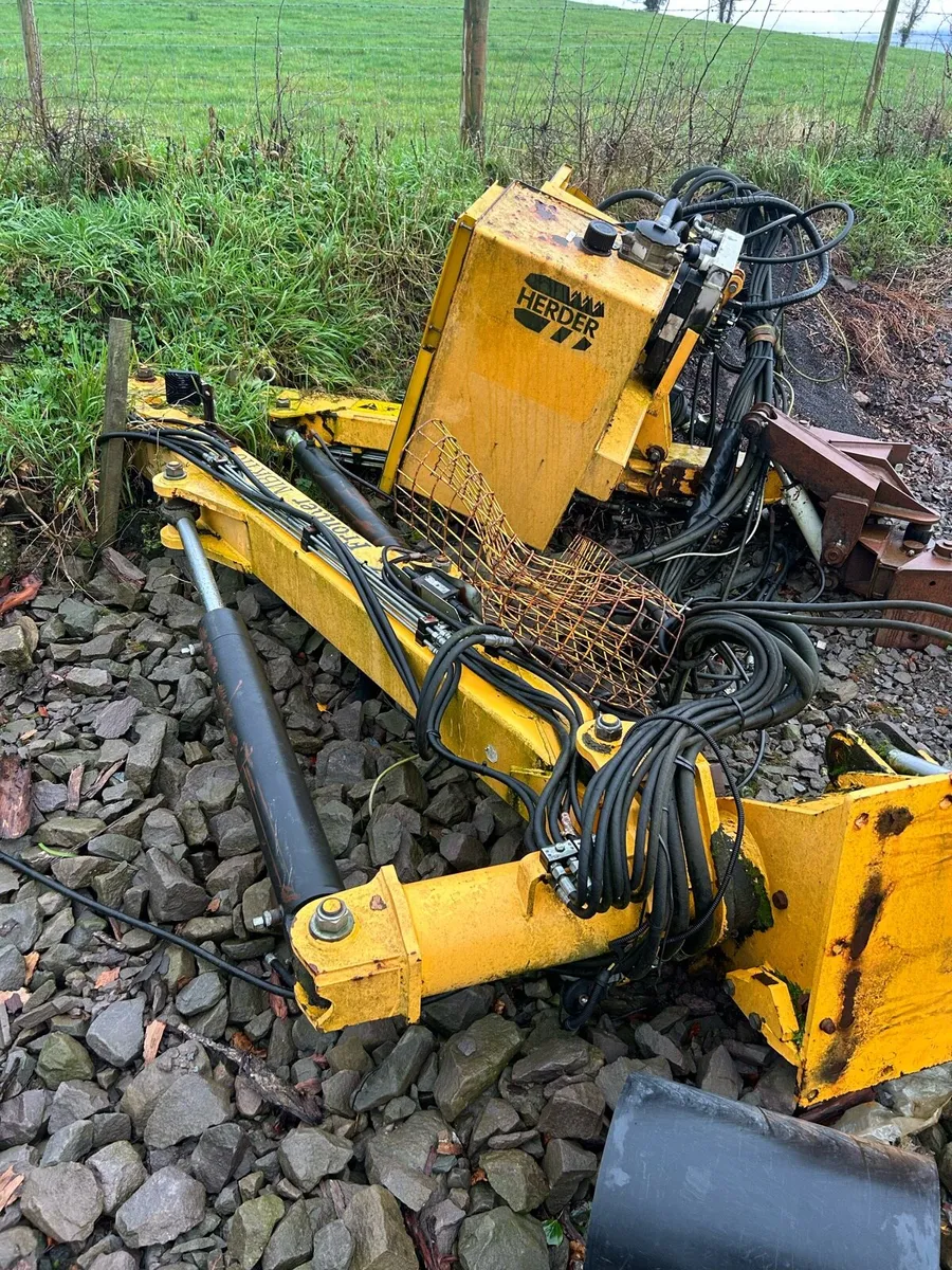 Mid mount hedgecutter - Image 2