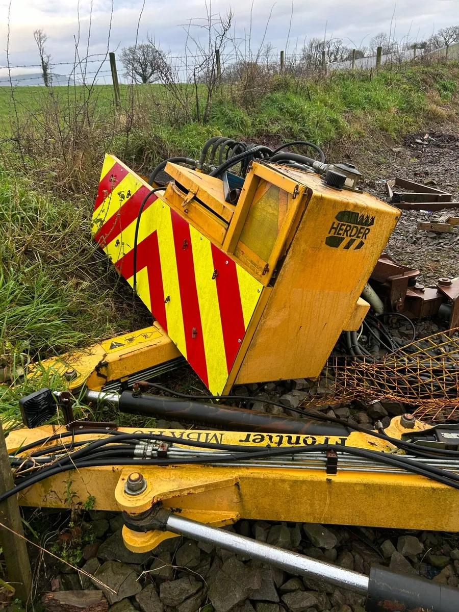 Mid mount hedgecutter - Image 1