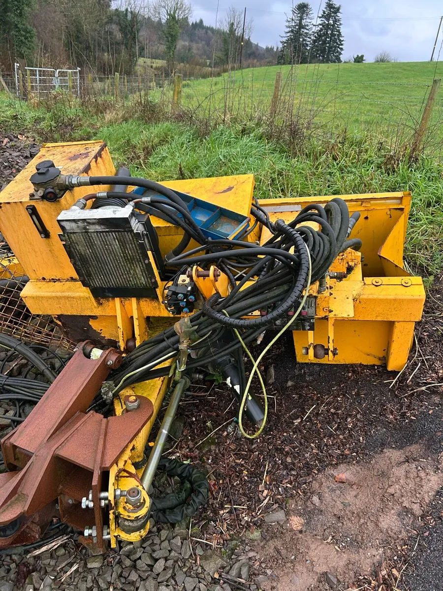 Mid mount hedgecutter - Image 4