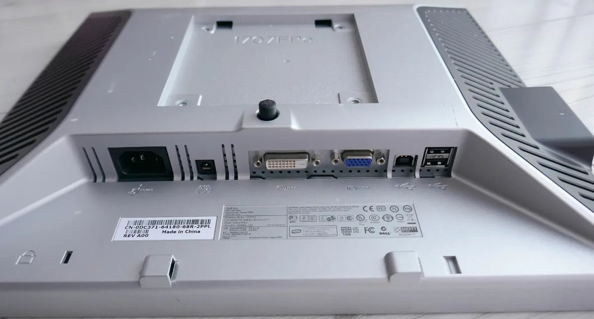 Dell 17" screen scratched - Image 3