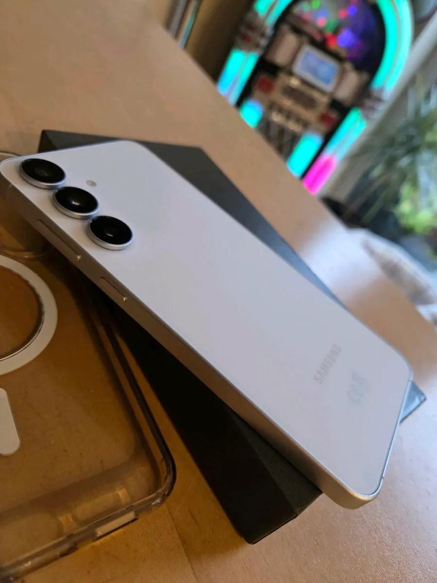 Samsung galaxy s25 fe - Image 4