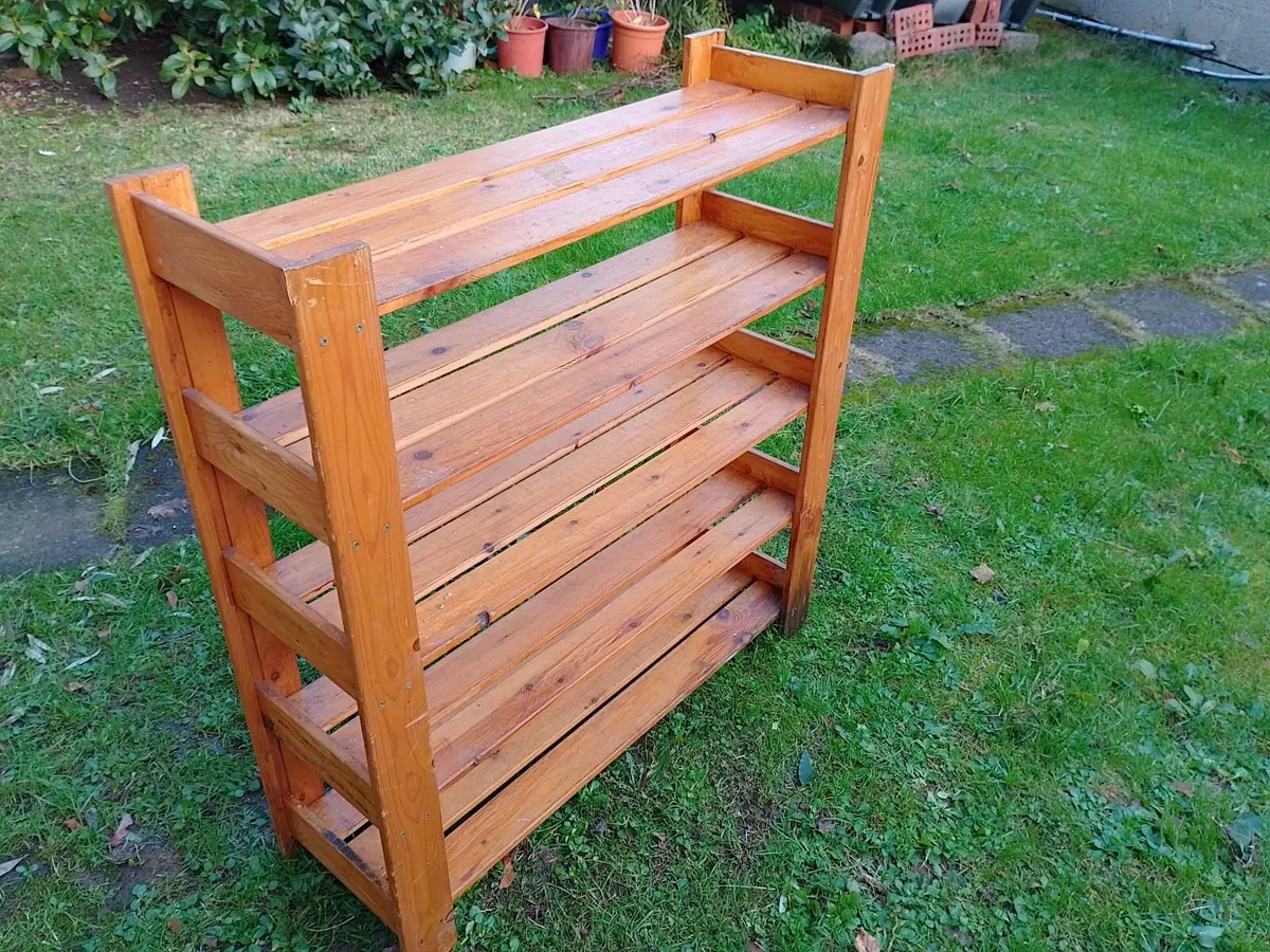 COMPACT WOODEN DISPLAY/BOOKSHELF UNIT.