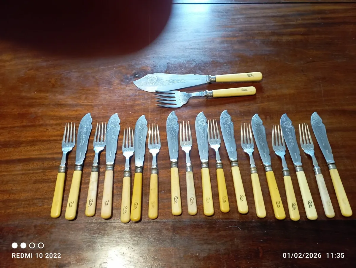 Antique/Vintage EPNS & Bakelite Fish Cutlery Set - Image 1
