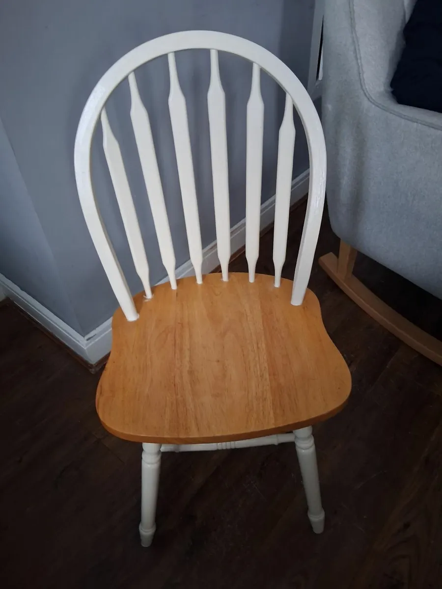 Table and chairs - Image 2