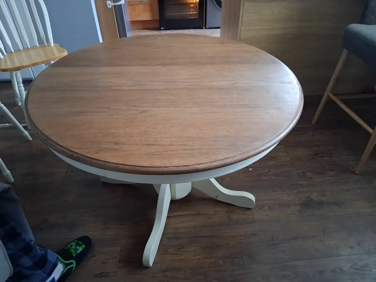 Table and chairs - Image 3