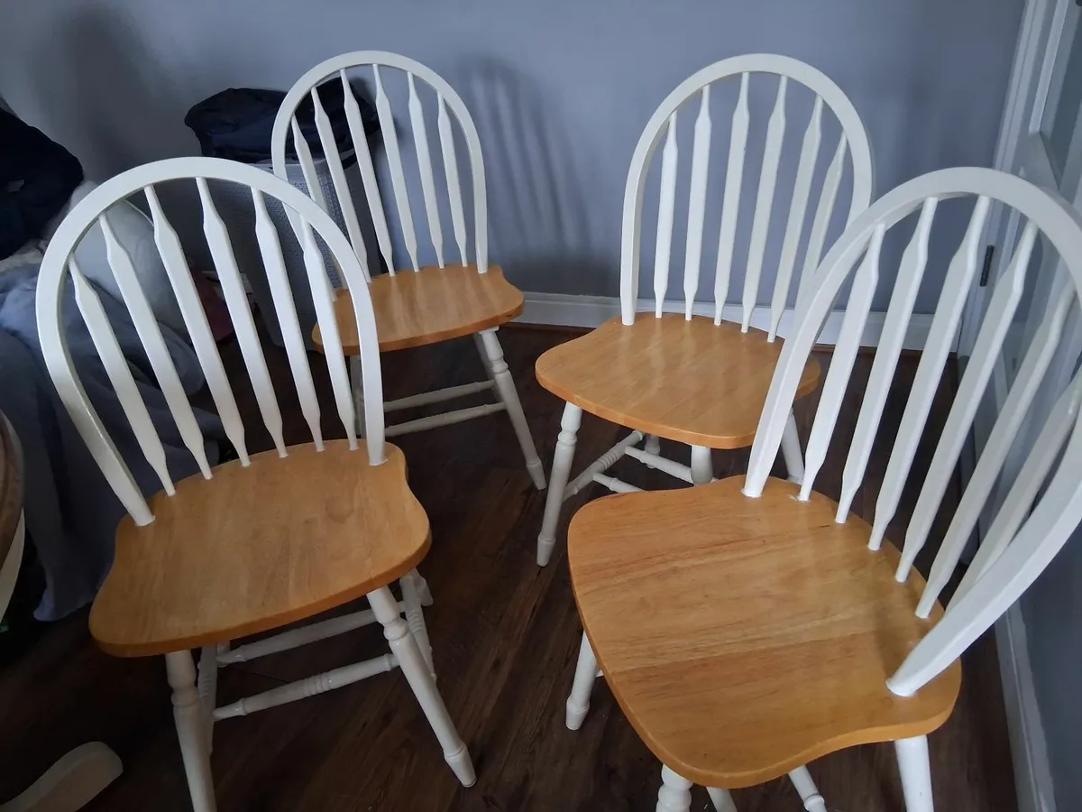 Table and chairs - Image 1
