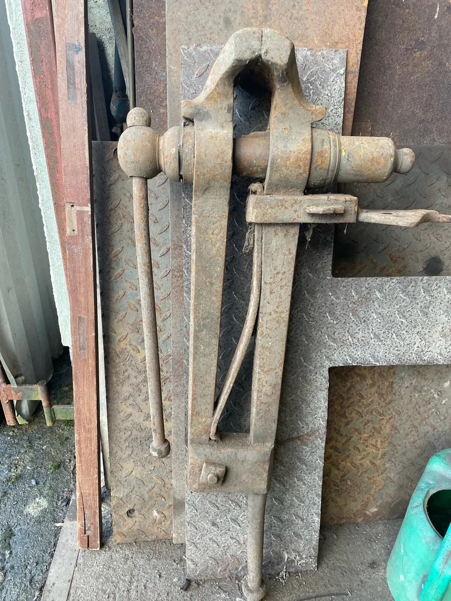 Antique Forge vice