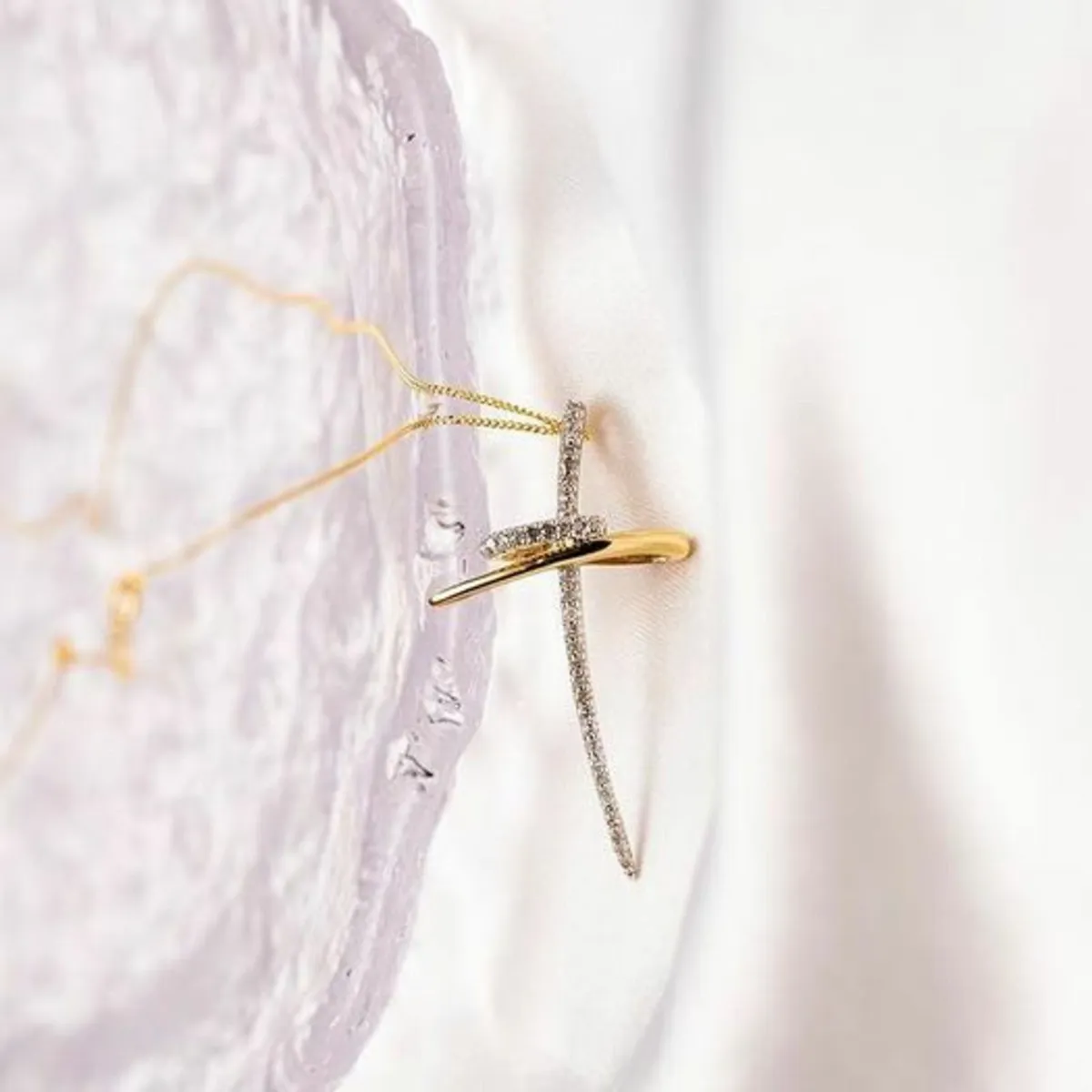 9Ct Gold with 0.2Ct Diamond Cross Pendant & Chain - Image 1