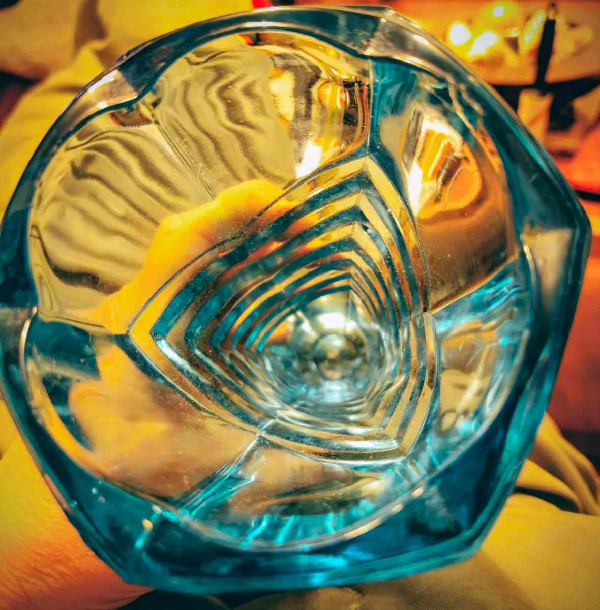 Vintage vaseline vase in turquoise blue - Image 2