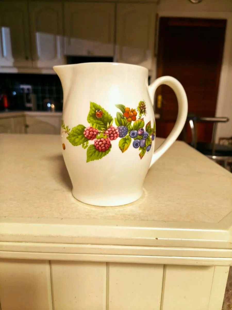 Medium sized jug by Meakin/Wedgwood - Image 1