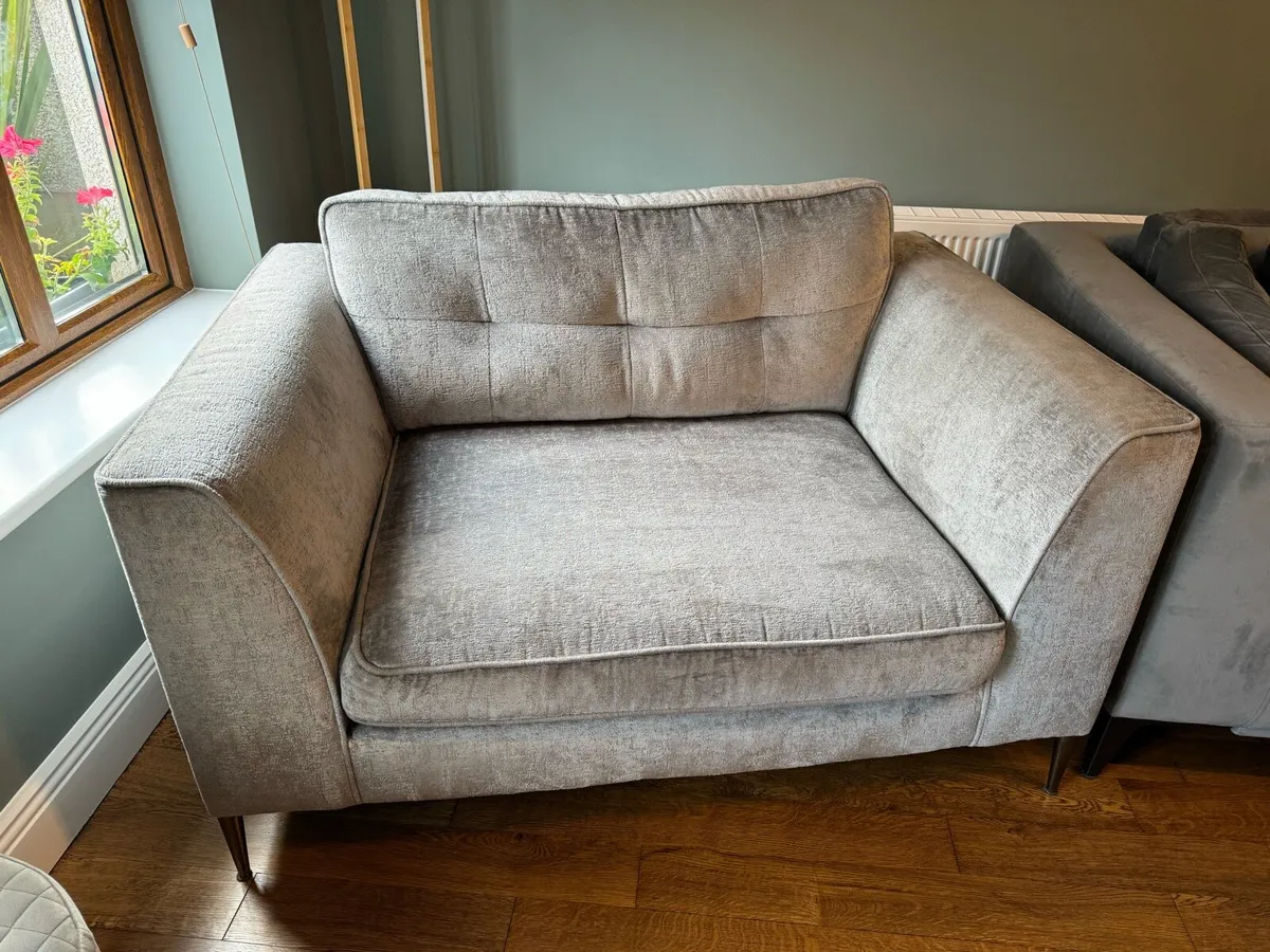 Lorenzo Snuggler Chair - Image 2