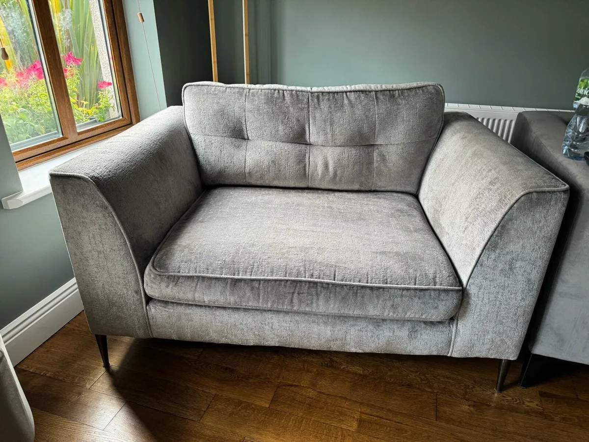 Lorenzo Snuggler Chair - Image 3