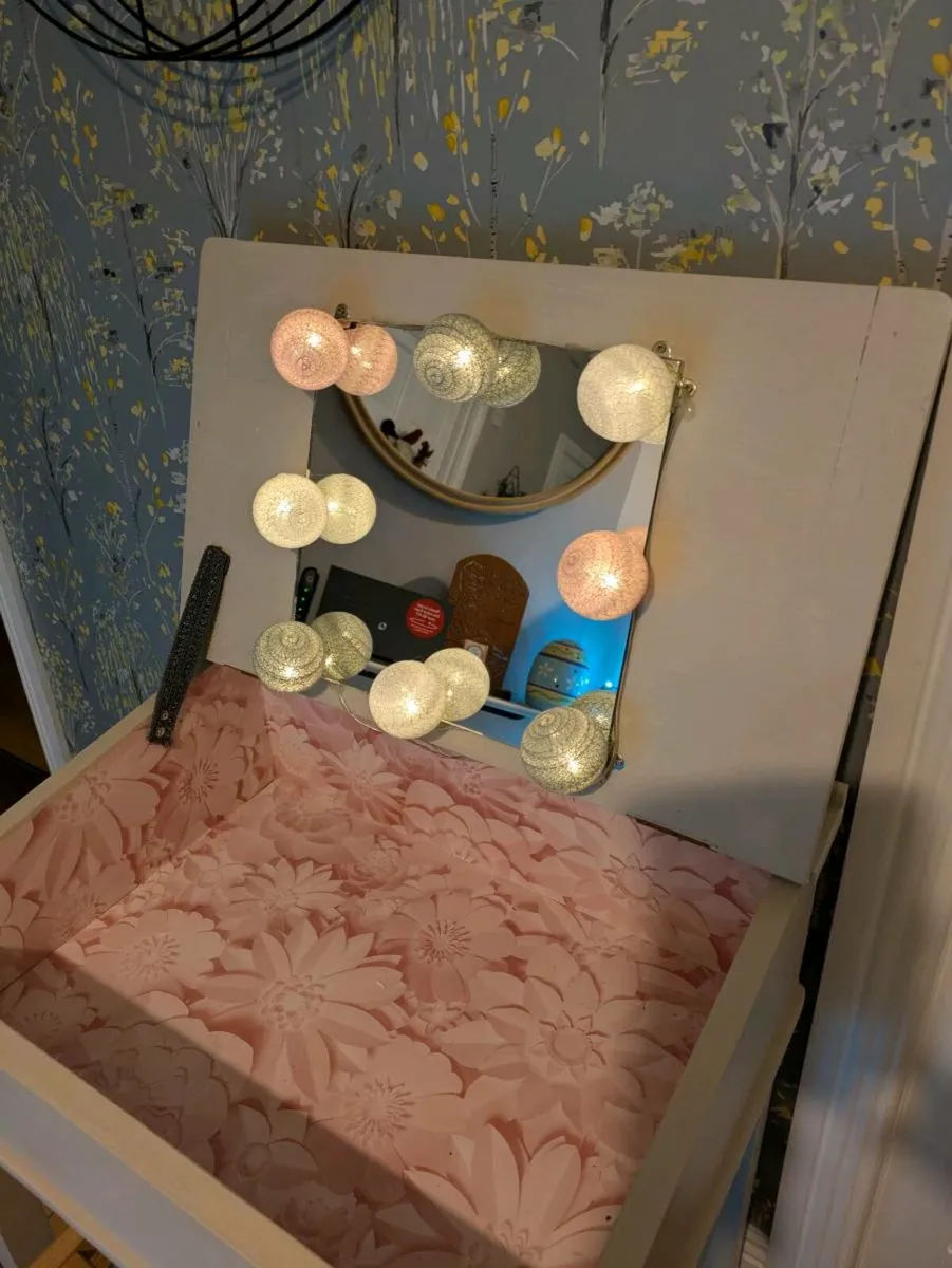 Child's vanity desk - Image 1