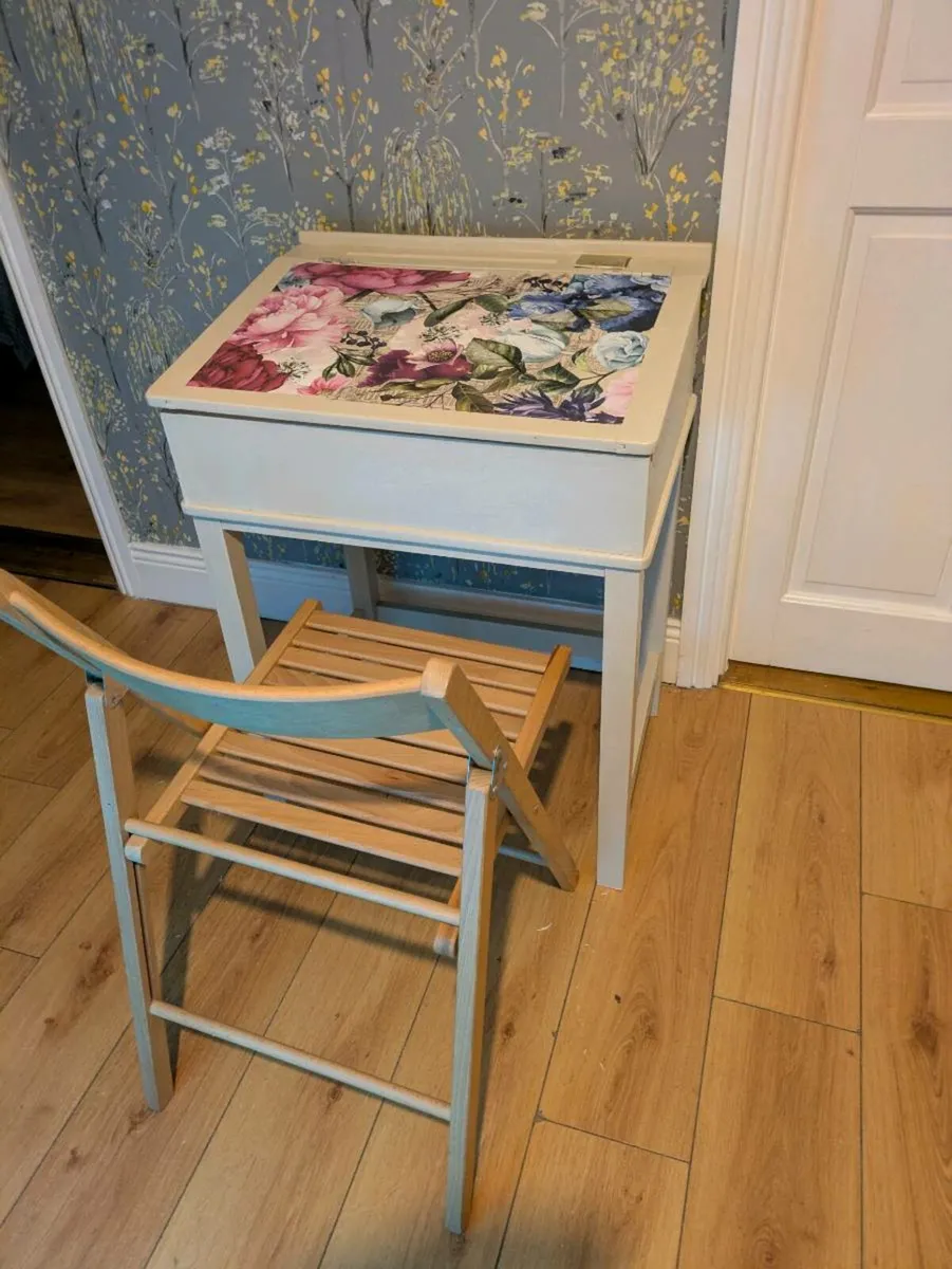 Child's vanity desk - Image 2