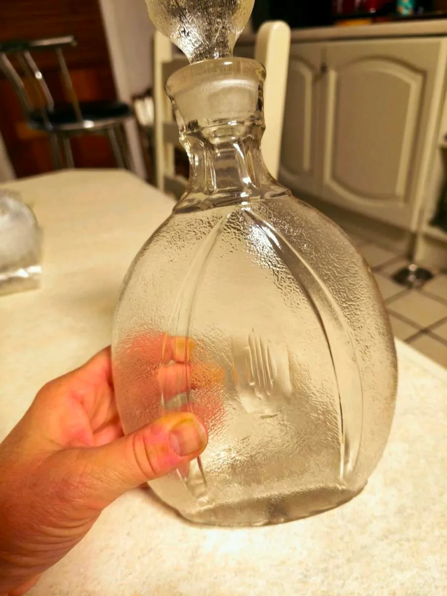 Vintage decanter in thick frosted glass - Image 1