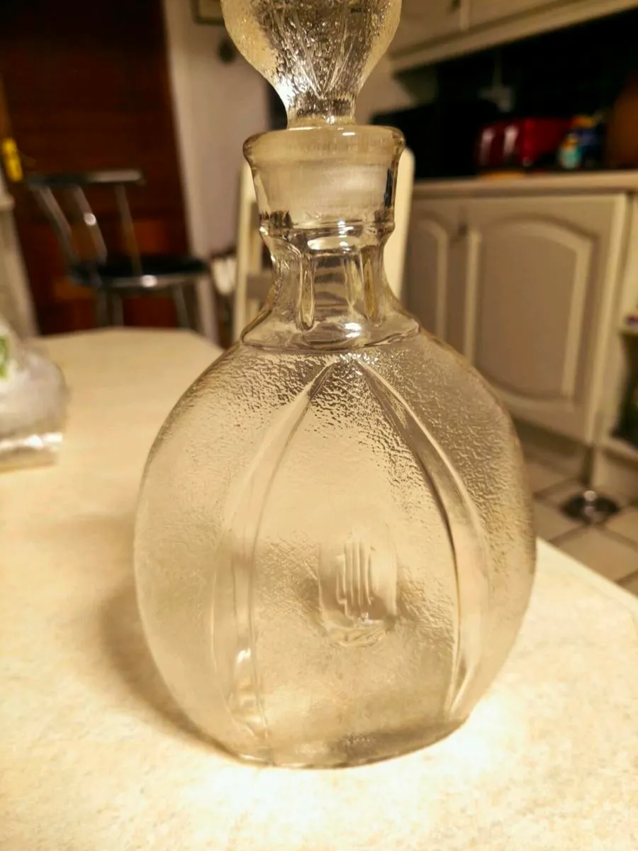 Vintage decanter in thick frosted glass - Image 2