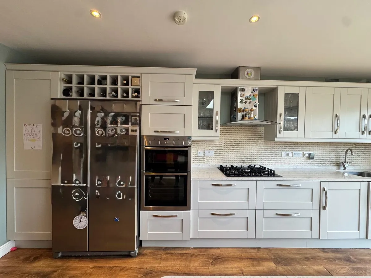 Kitchen units and worktop - Image 3