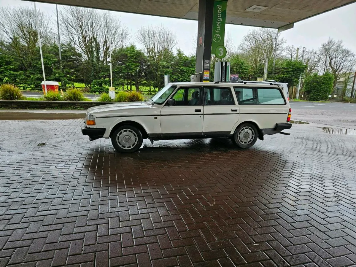 Volvo 240 - Image 2