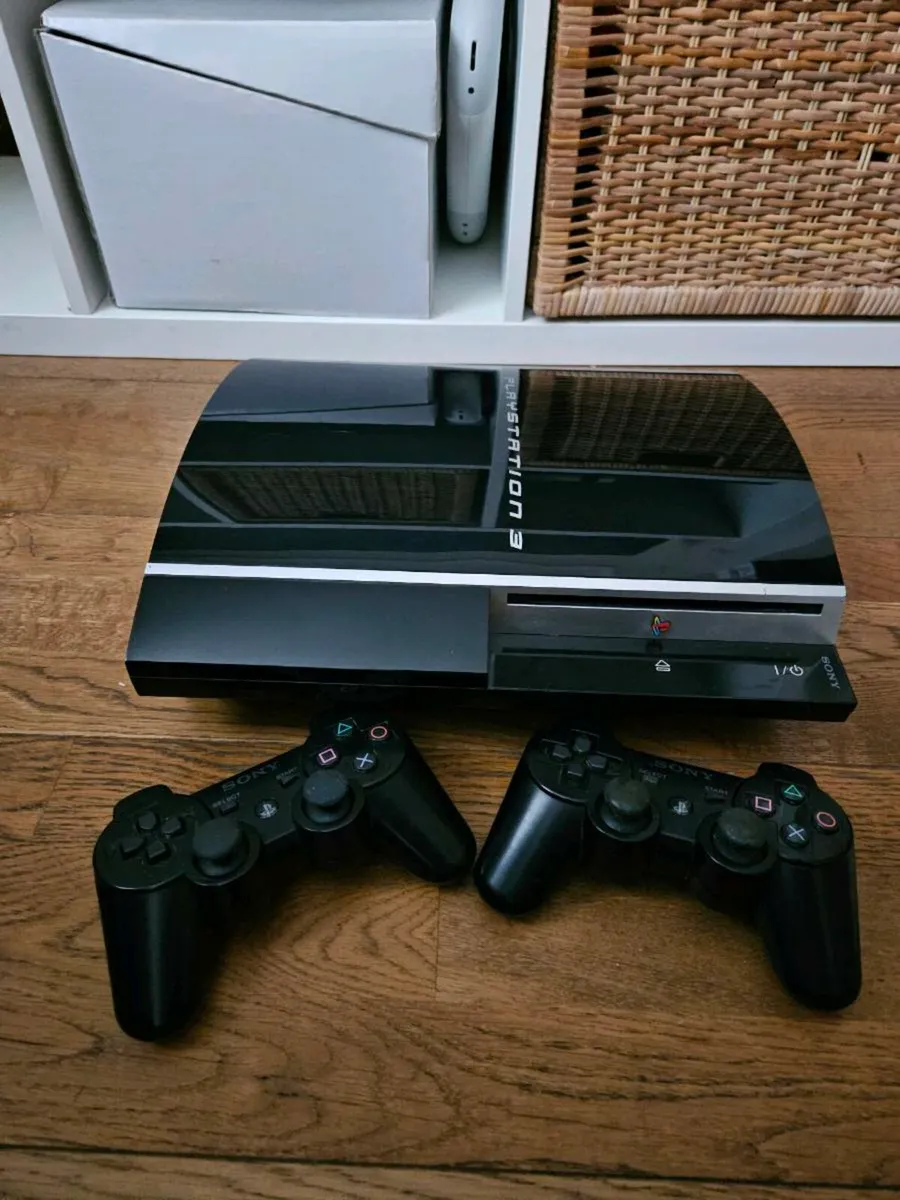 Playstation 3 + 2 controllers - Image 2