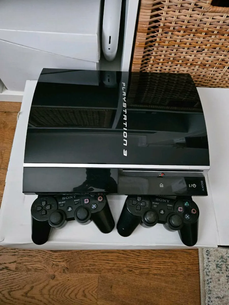 Playstation 3 + 2 controllers - Image 3