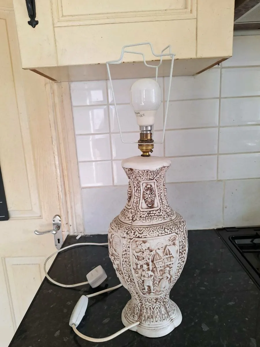 Lovely ornate vintage table lamp - Image 4
