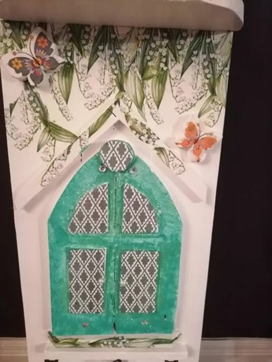 Whimsical hobbit/fairy door shelf unit - Image 4