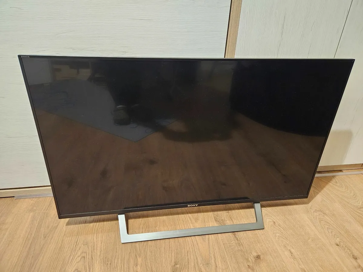 Sony Bravia 42.5 TV - Image 1