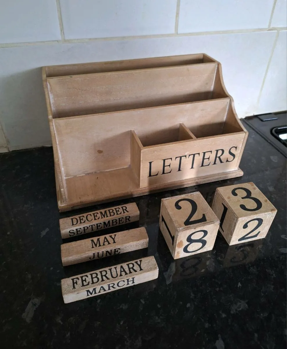 Wooden letter rack and perpetual calendar - Image 2