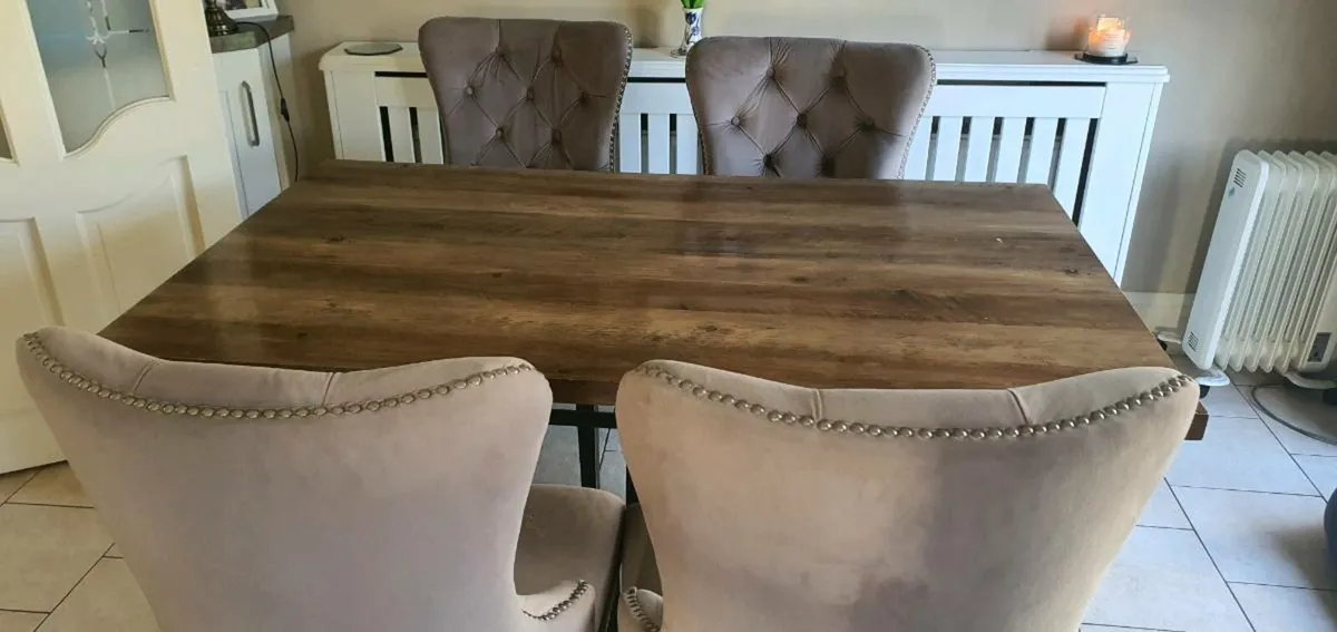 Kitchen table and chairs - Image 1
