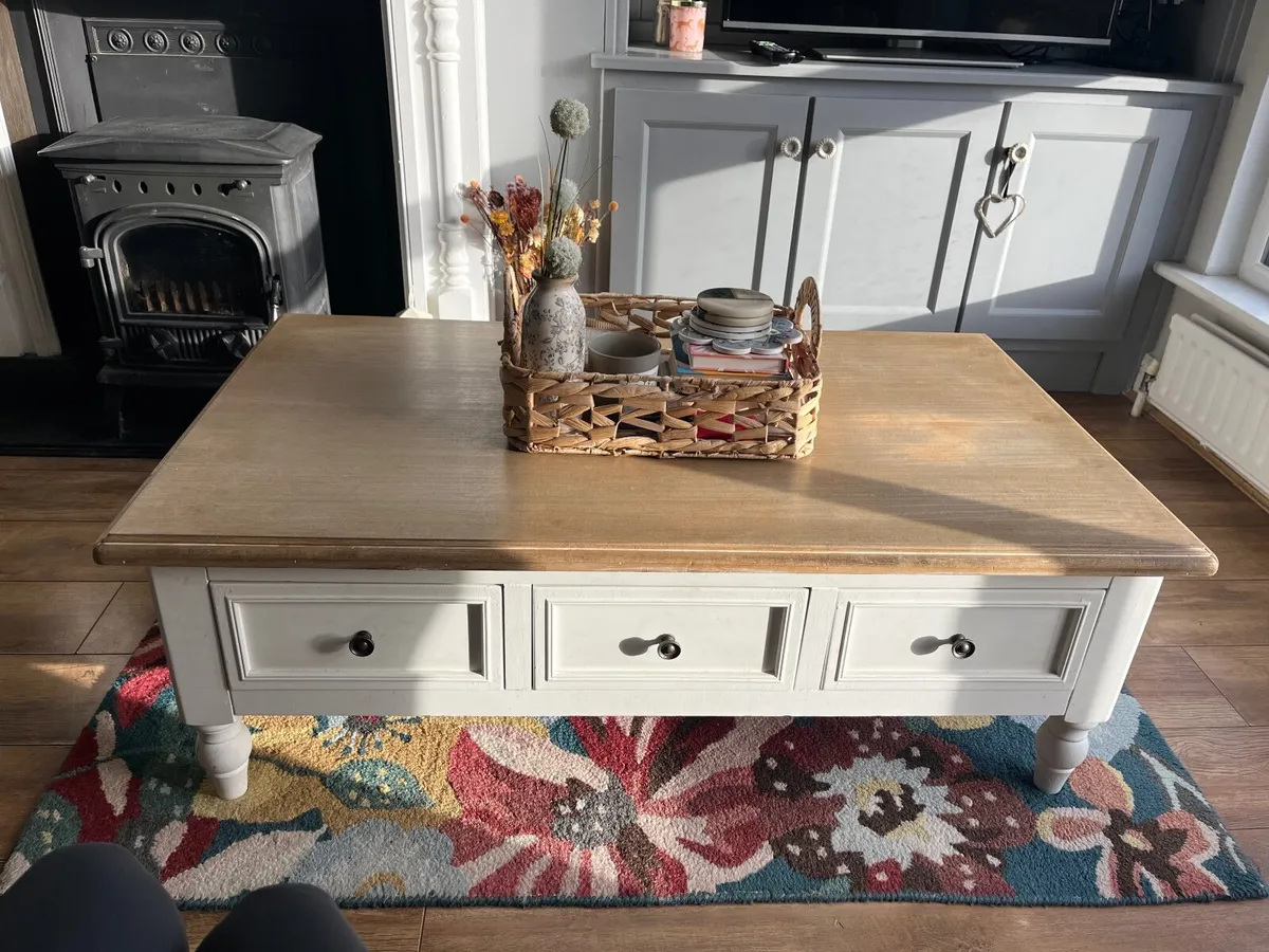 Beautiful Coffee Table - Image 1