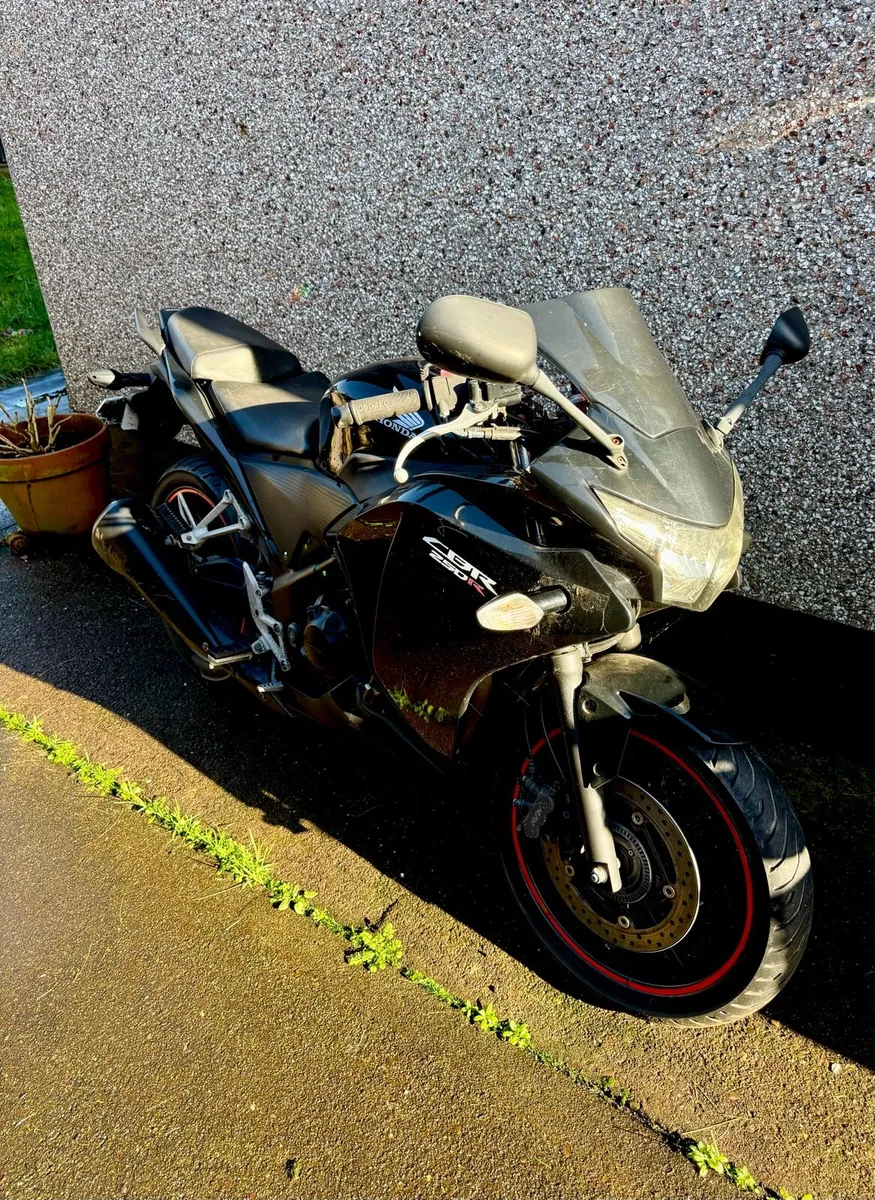 131 Honda CBR 250r - Image 1