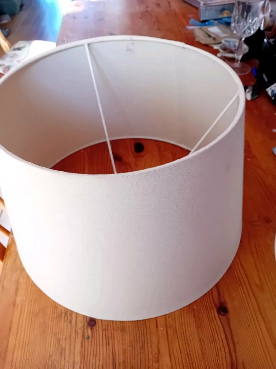 2 lamps and 3 shades - Image 2