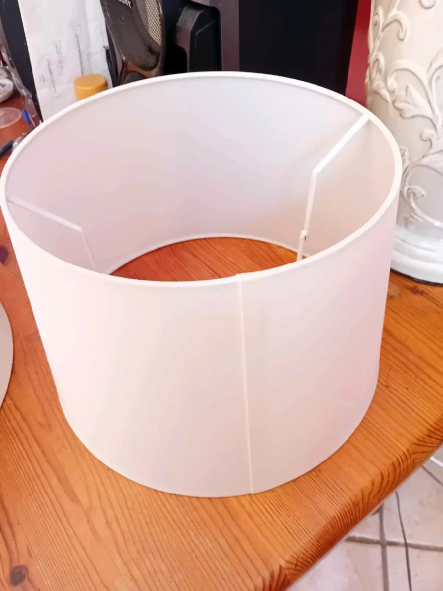 2 lamps and 3 shades - Image 3