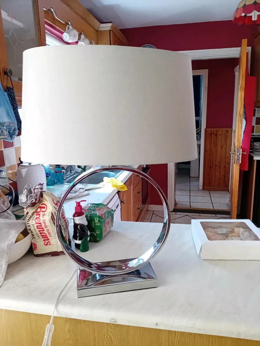 2 lamps and 3 shades - Image 1