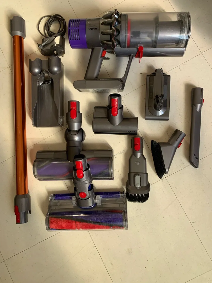 Dyson V10 hoover - Image 3