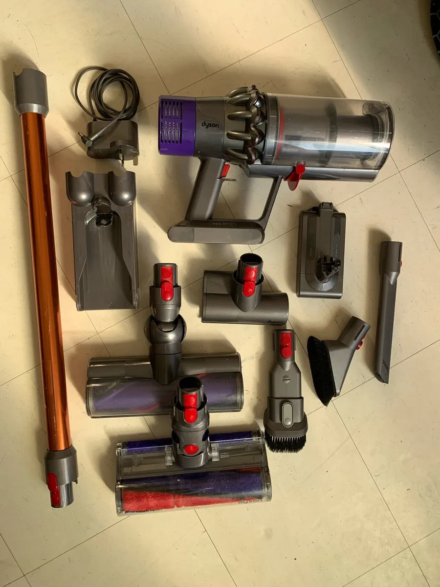 Dyson V10 hoover - Image 1