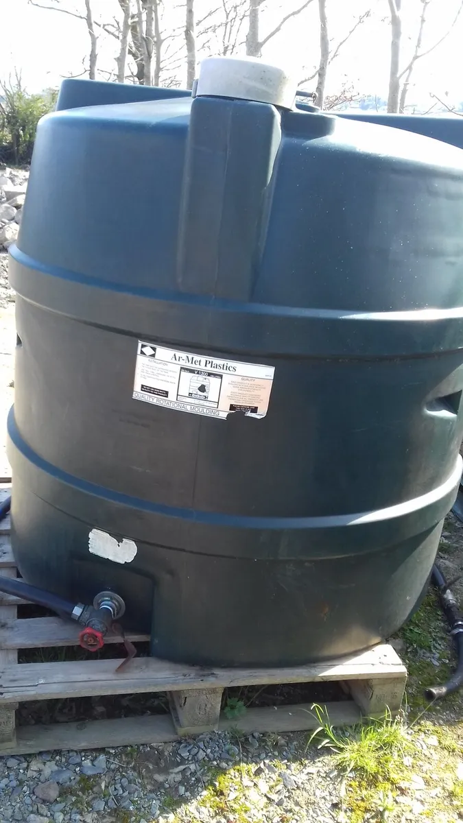 Diesel tank with hose and 2 water tanks - Image 1