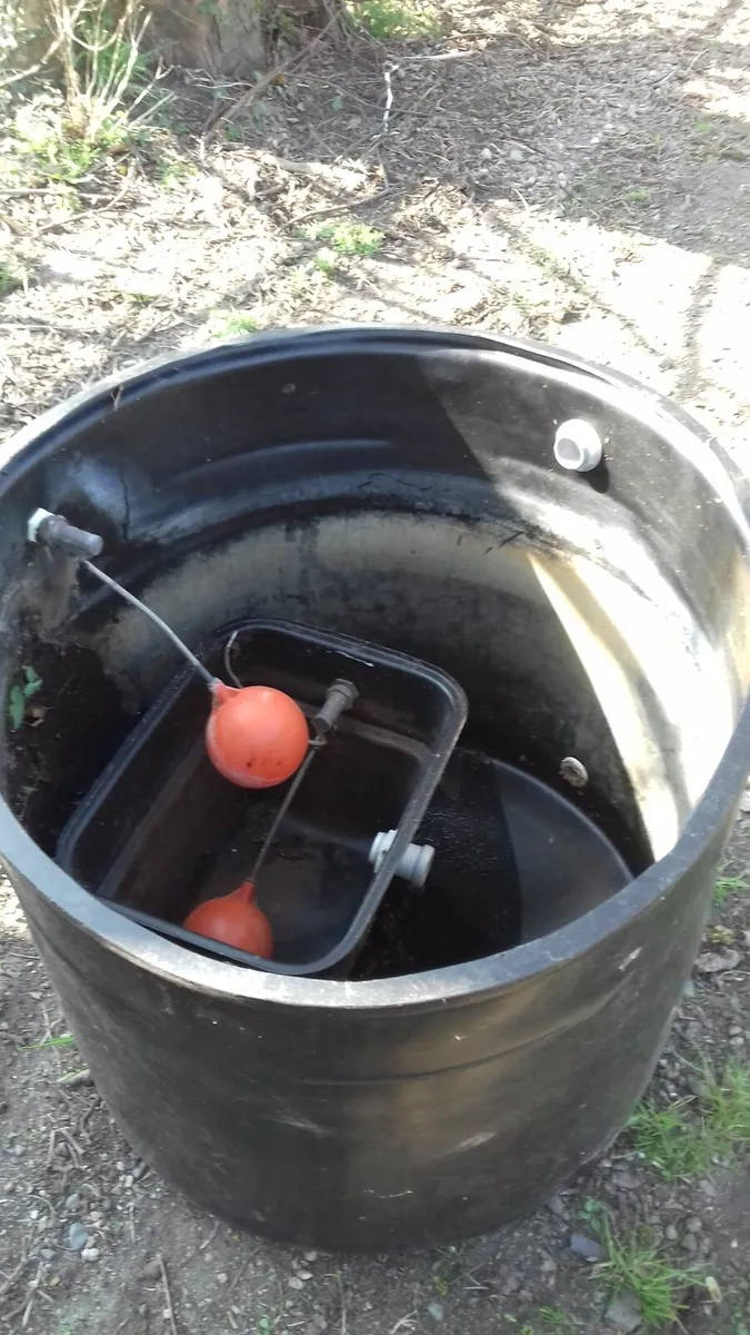 Diesel tank with hose and 2 water tanks - Image 3