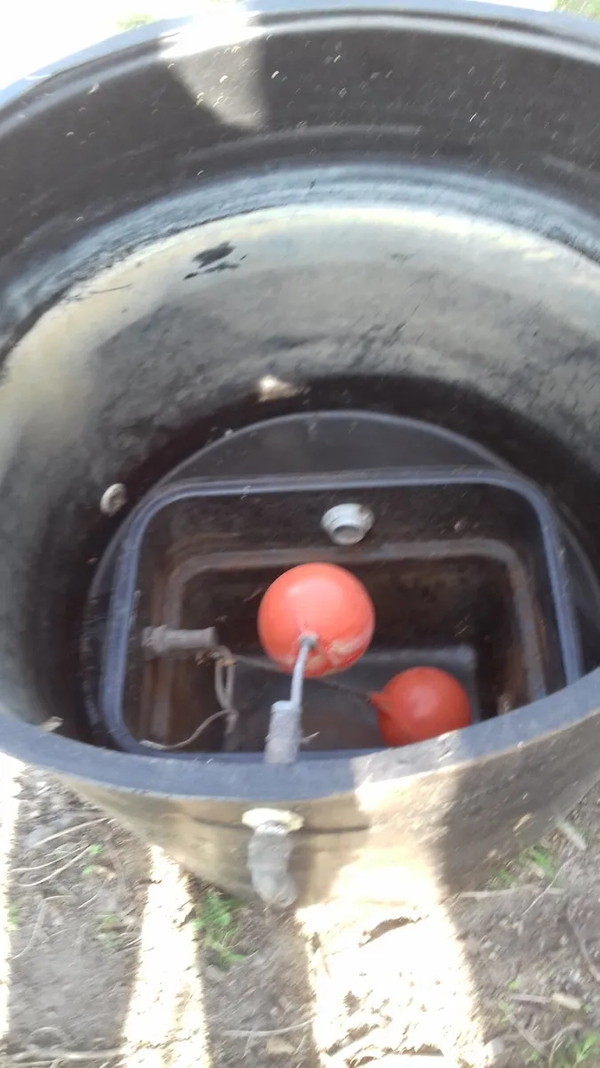 Diesel tank with hose and 2 water tanks - Image 4