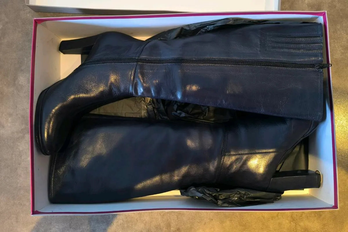 Ladies boots - Image 1