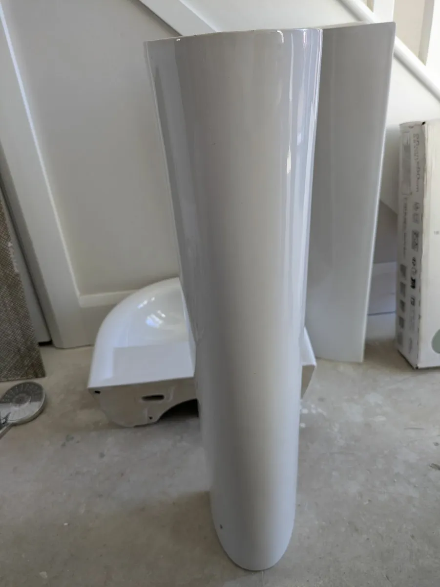 Bathroom, Sink / shower / tap ware - Image 3