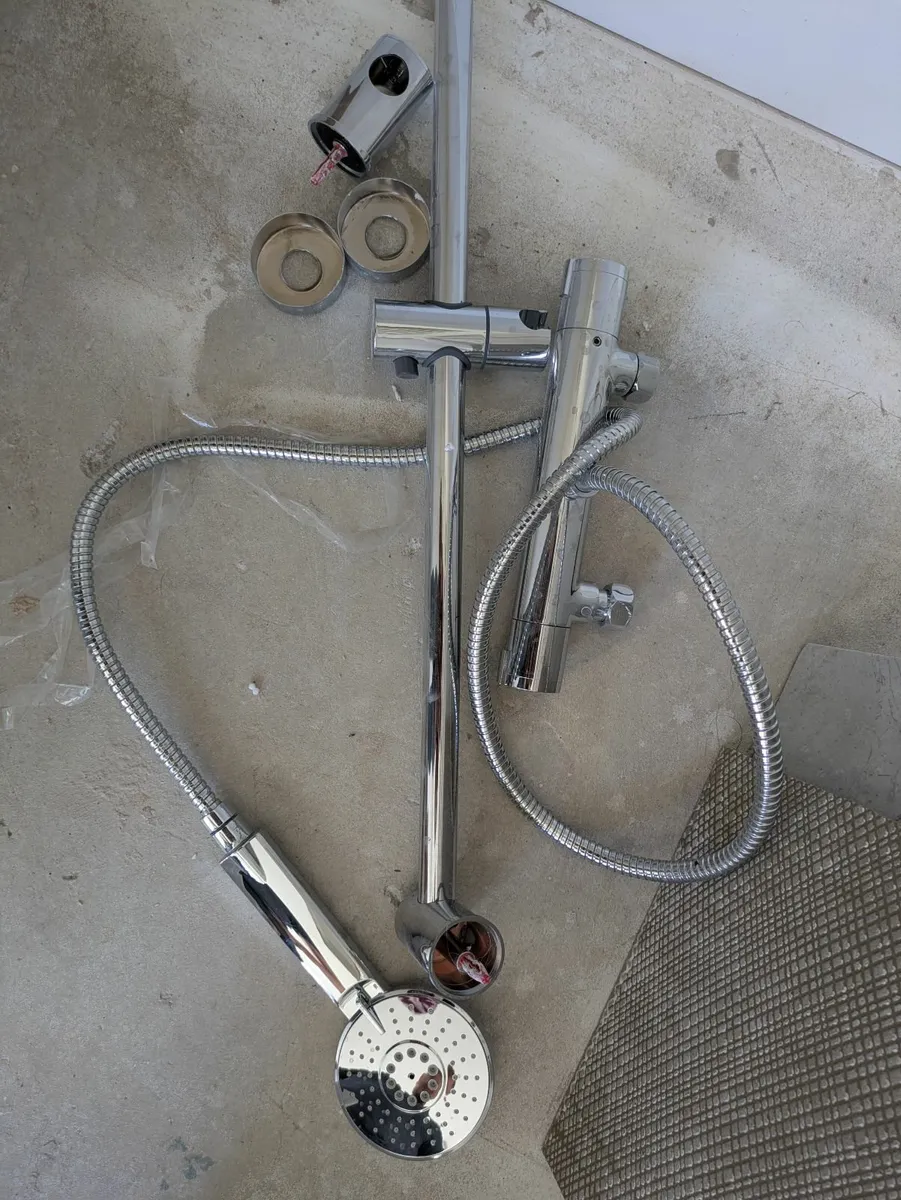 Bathroom, Sink / shower / tap ware - Image 2