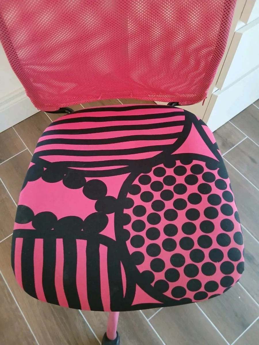 Pink & black Ikea office swivel chair - Image 2