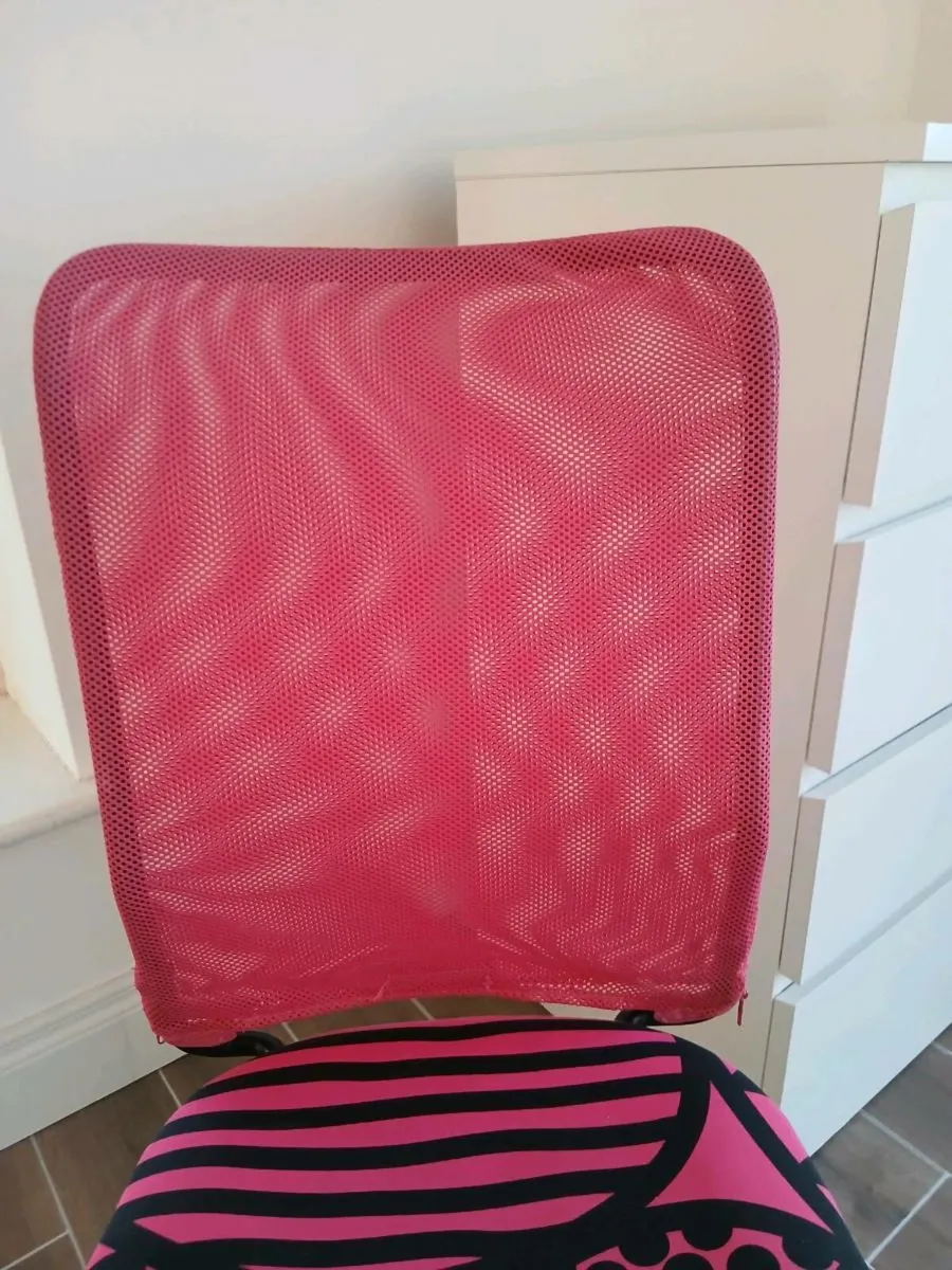 Pink & black Ikea office swivel chair - Image 3
