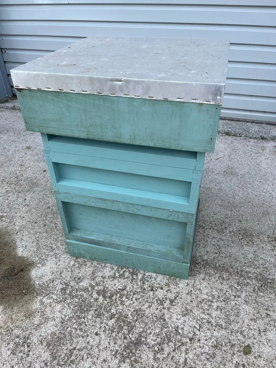 Beehive and Beekeeping Accessories - Image 1