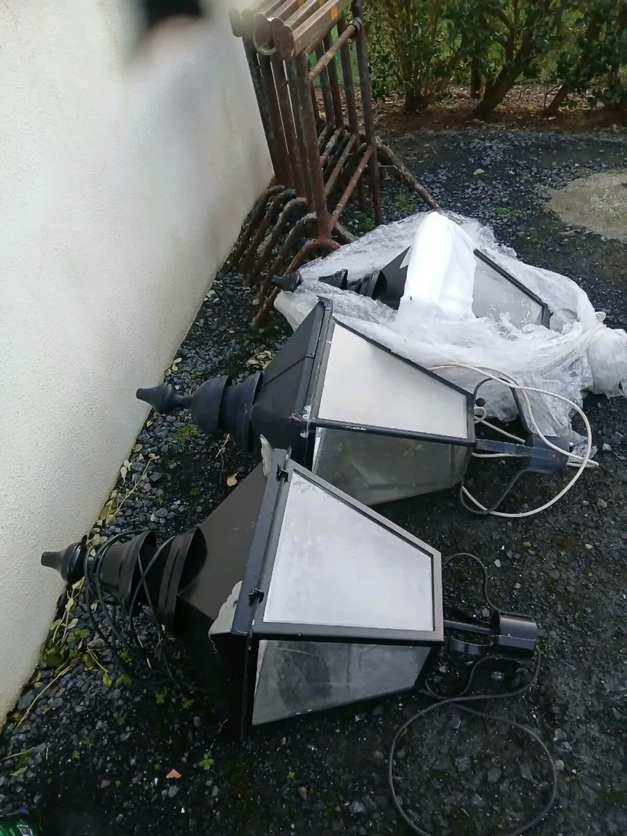 3 outside lights - Image 1