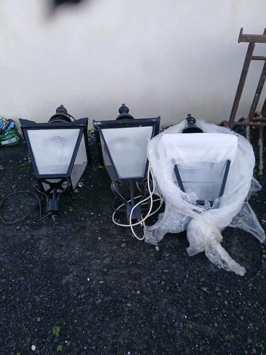 3 outside lights - Image 2