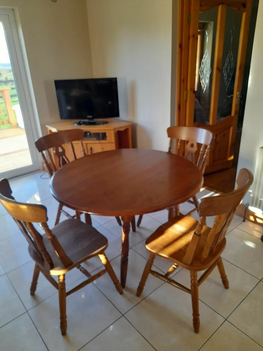 Kitchen table and chairs - Image 1