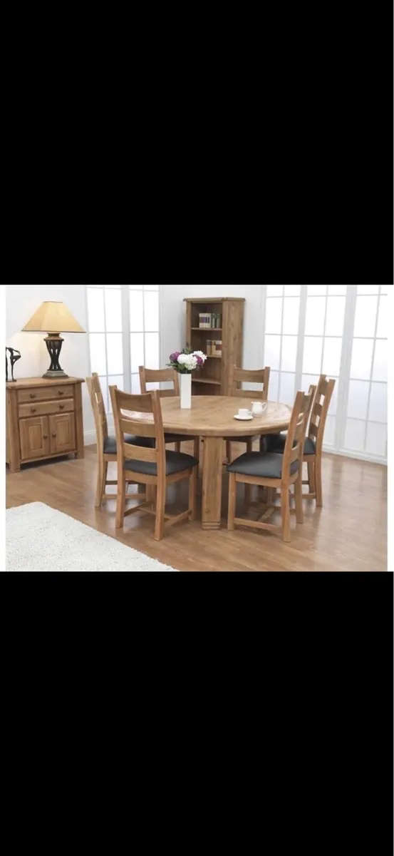 Solid oak round table and 6 chairs- second hand - Image 1